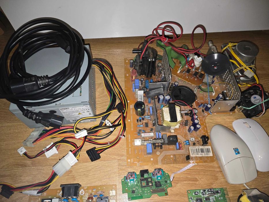 Piese calculator, televizor cu tub, monitor și diverse accesorii