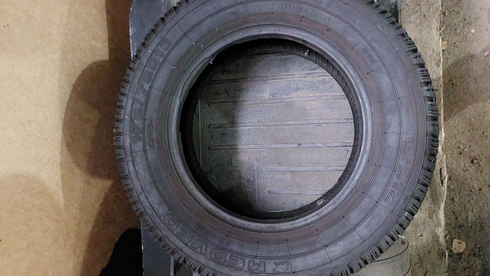 Продам две шины зимние
