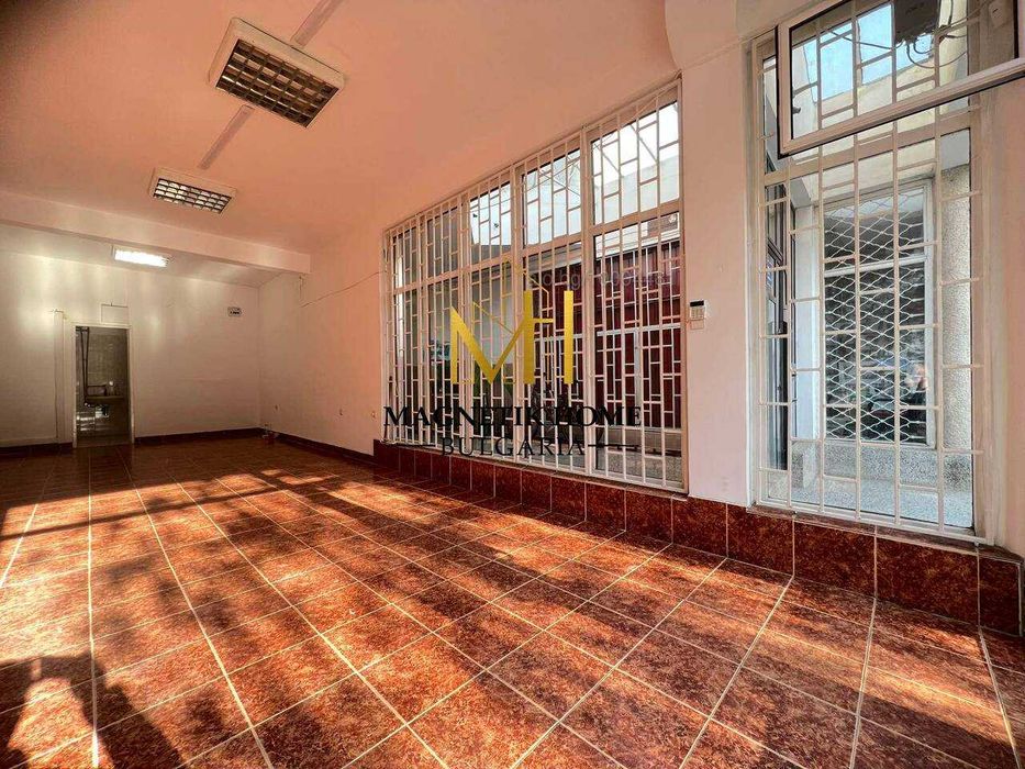 Дава се под наем Магазин в Бургас, Център - 48 кв.м за 357 € - Снимка #1