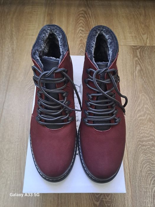 Vand ghete din piele naturala nabuc pentru bărbați. 
Interior îmblănit