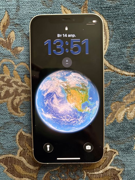 Apple iPhone 12 белого цвета