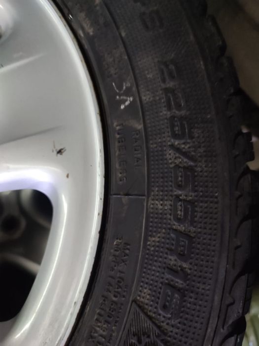 Резина всесезонка с дисками стояли на RAV4