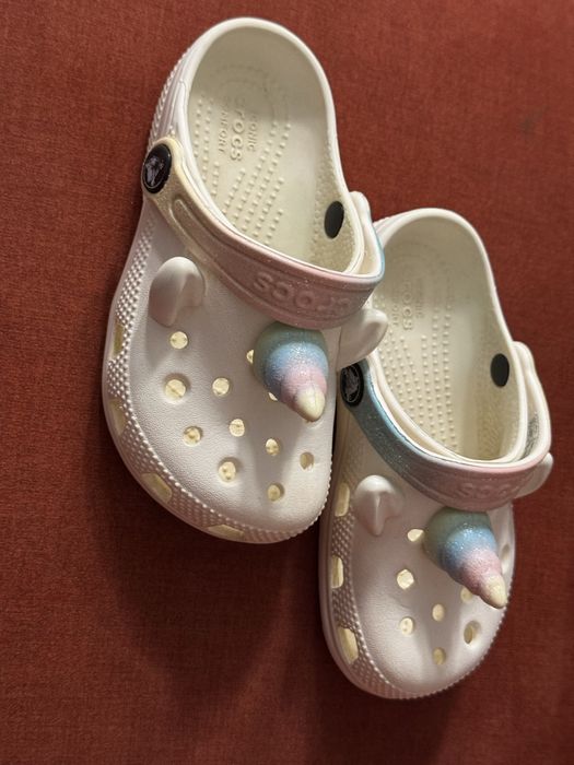 Vand Crocs unicorn, marimea 27-28