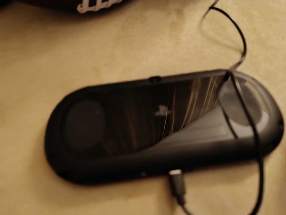 PS Vita Slim –16SDCARD+8GB bonus Отлично състояние! Firmware 3.65