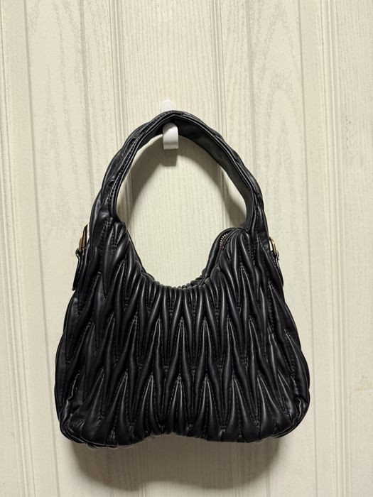 Малка черна чанта miu miu