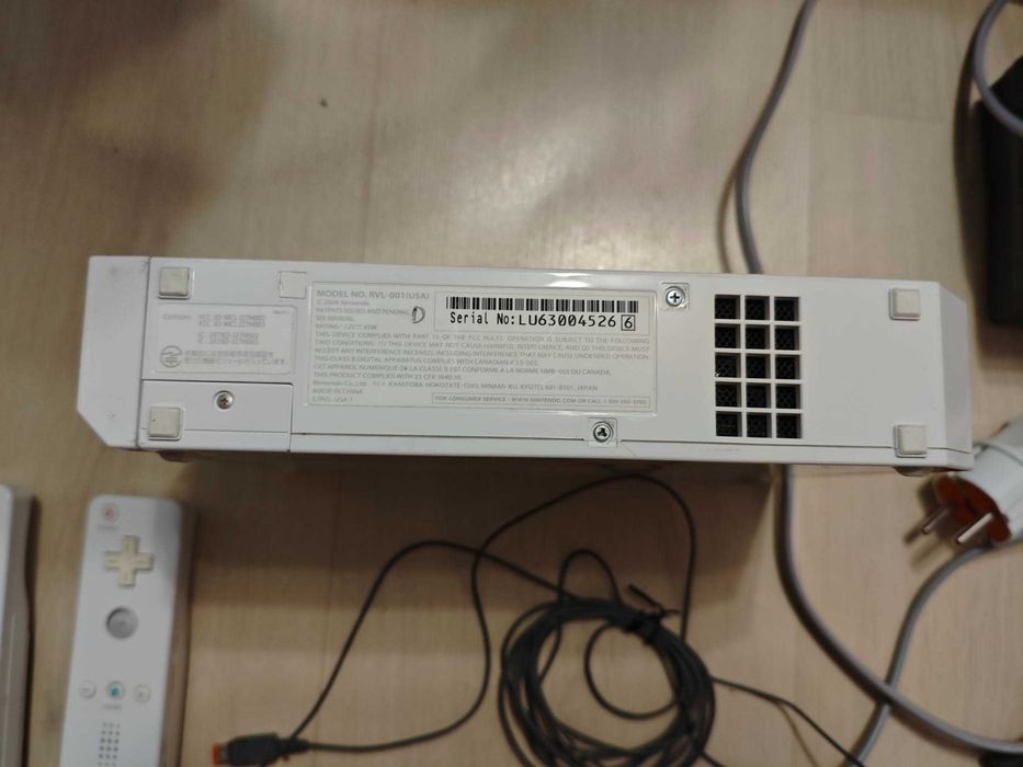 Nintendo Wii + 2 контролера + игри