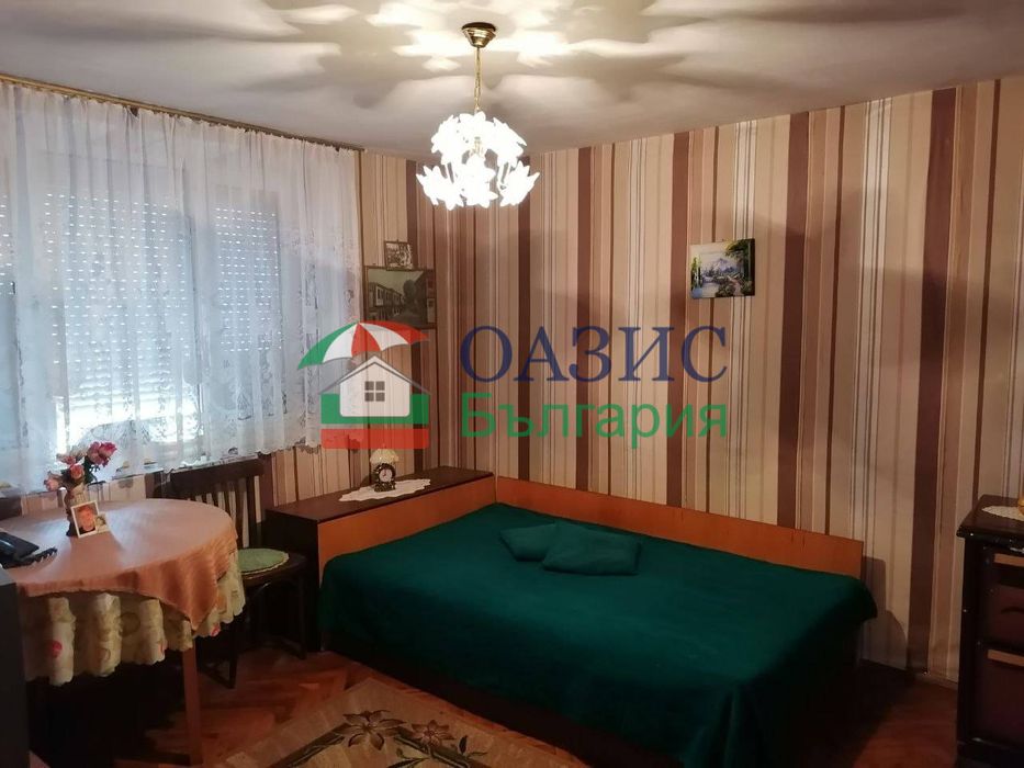 Къща на 3 етажа 252 кв. м.+двор 690 кв. м.+два гаража,център Свети Влас,България,