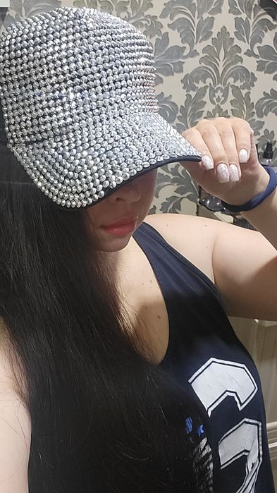 Кепка стразы новая.