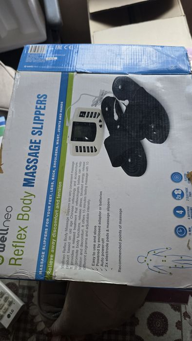 масажен уред Wellneo Reflex Body Massage Slippers