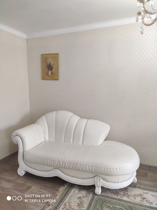 Диван белый, кожанный