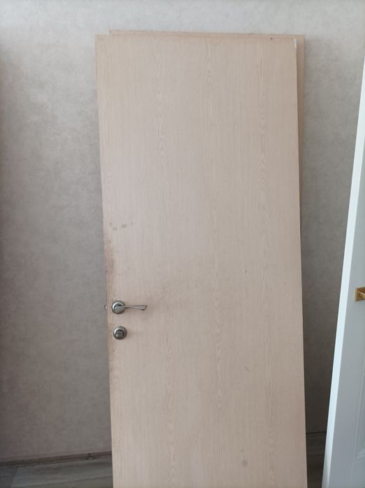 Есік 1еуі 9мың 6 есік бар