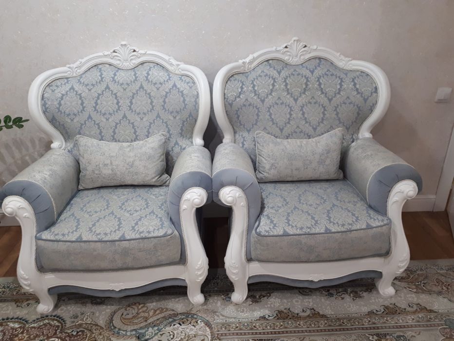 Диван небесно голубой