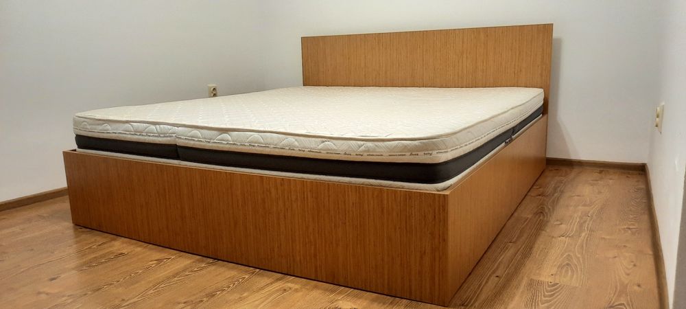 Vând pat dublu cu saltea .