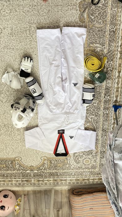 Продам полный набор формы для таэквандо