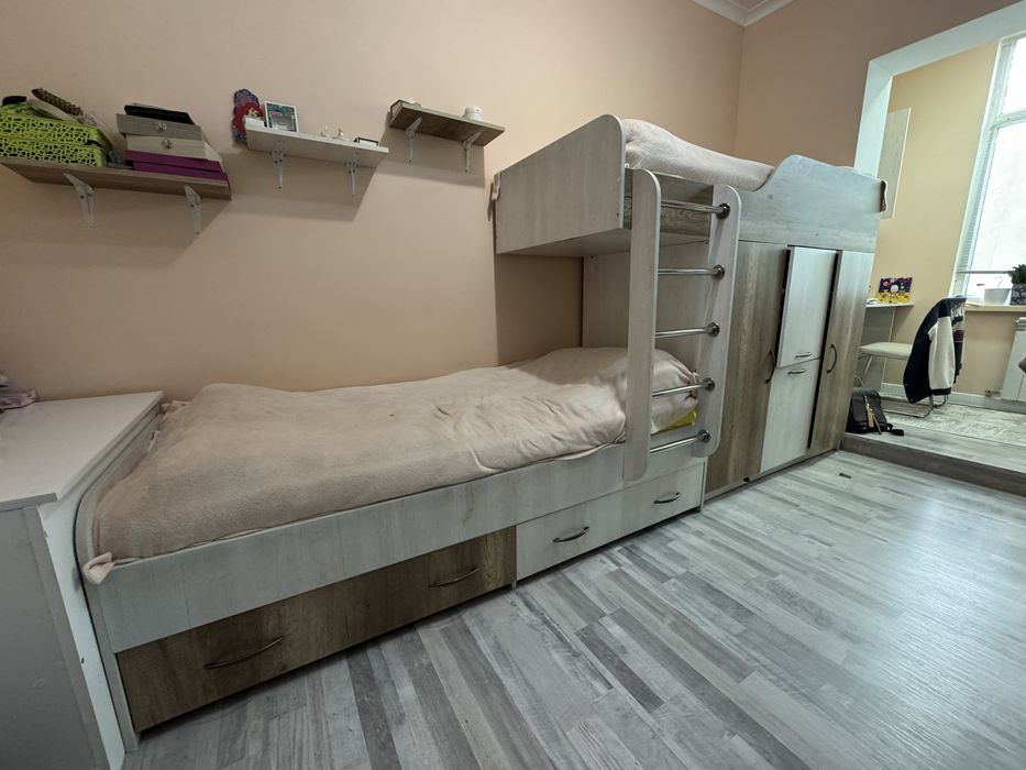 Продам двухярусную кровать.
