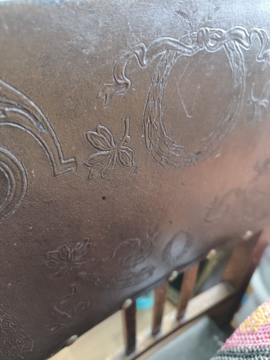 Mobilier antic  plus scaune , masă , ceas pe perete antică