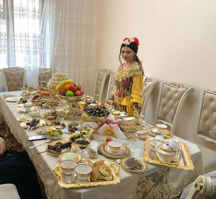 Стол-стул 12 кишилик, материал: Чинор! Холати яхши!