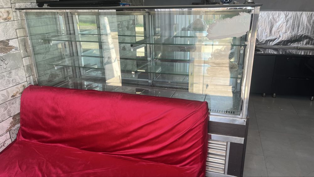 Vitrina xaladilnik tort pishiriqlar uchun