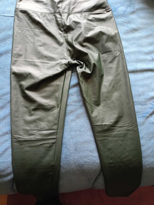 Кожен панталон черен и зелен клин кожен