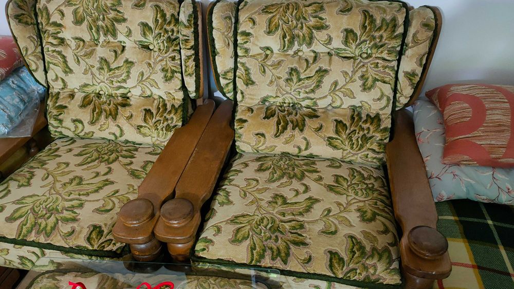 Canapea cu două fotolii si masă din lemn masiv stejar