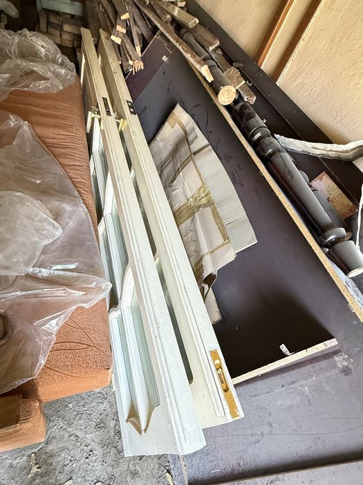 Продаются б/у двери деревянные белого цвета 5 штук.