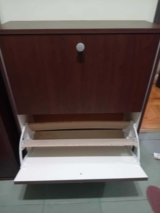 идеално запазен шкаф за обувки