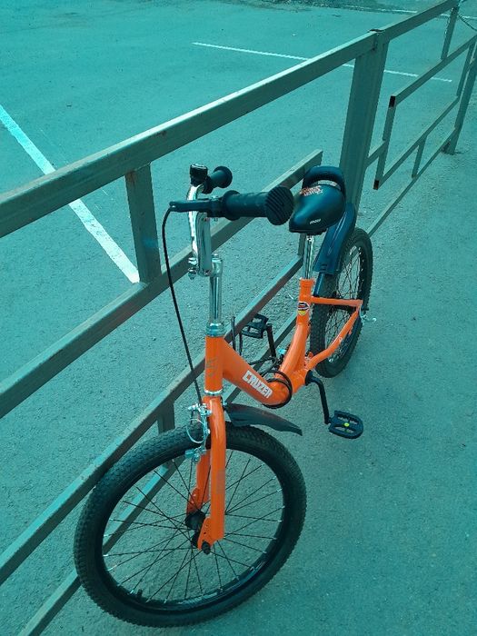 Продам велосипед каталась девочка.