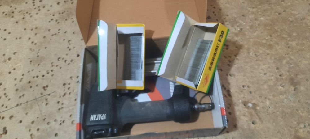 Продам пистолет степлер для гвозьди