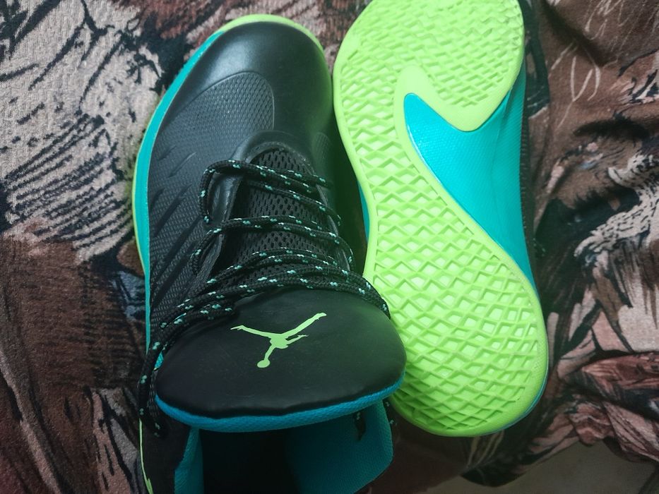 Баскетбольные крассовки размер 40