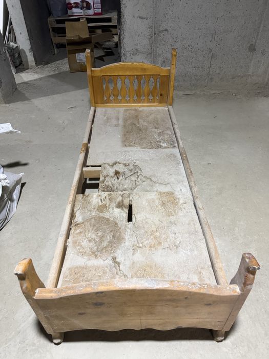 Деревянная кровать