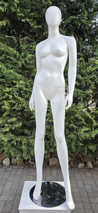 Vând manechini albi din polipropilena (fibră de sticla)