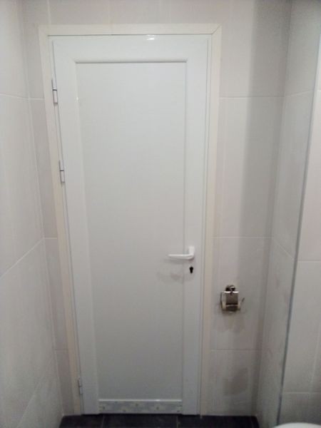 Алуминиеви врати за баня в наличност