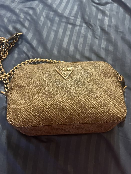 Чанта Guess малка и удобна в бежово с верига