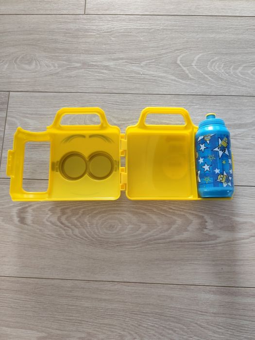 Cutie pranz minioni cu bidonas apa