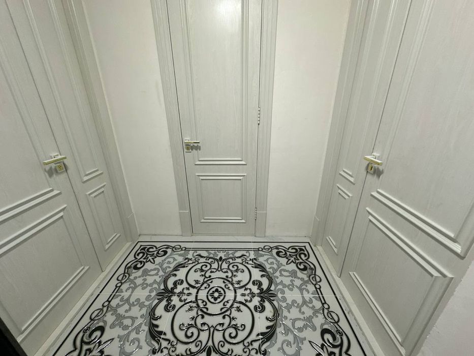 Ховли Кукон аэропорти ёнида жойлашган