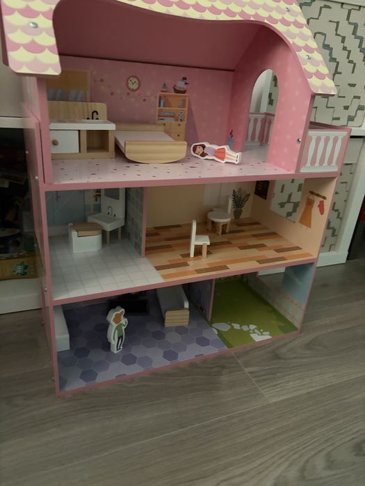 Дървена къща за кукли