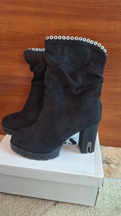 Елегантни дамски велурени боти