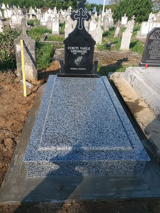 Monumente funerare
