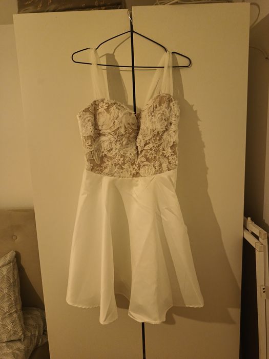 Vând rochii de seara  și de cununie civila  culoare alba ,
