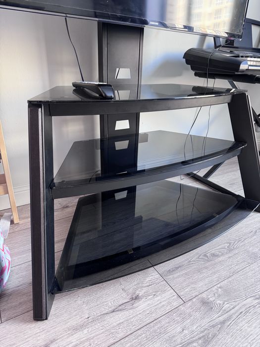 Стол стеклянный с кронштейном