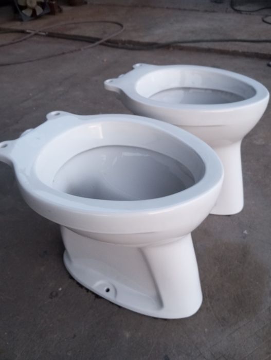 Продам два керамических садовых унитаза.