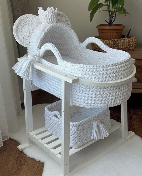 Комплект за бебе. Бебешка люлка, преносимо легло, повивалник