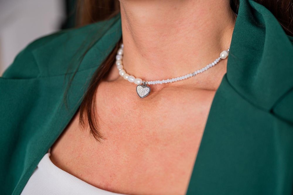 Колиета изработени с естествени камъчета, стъклени камъчета и мъниста