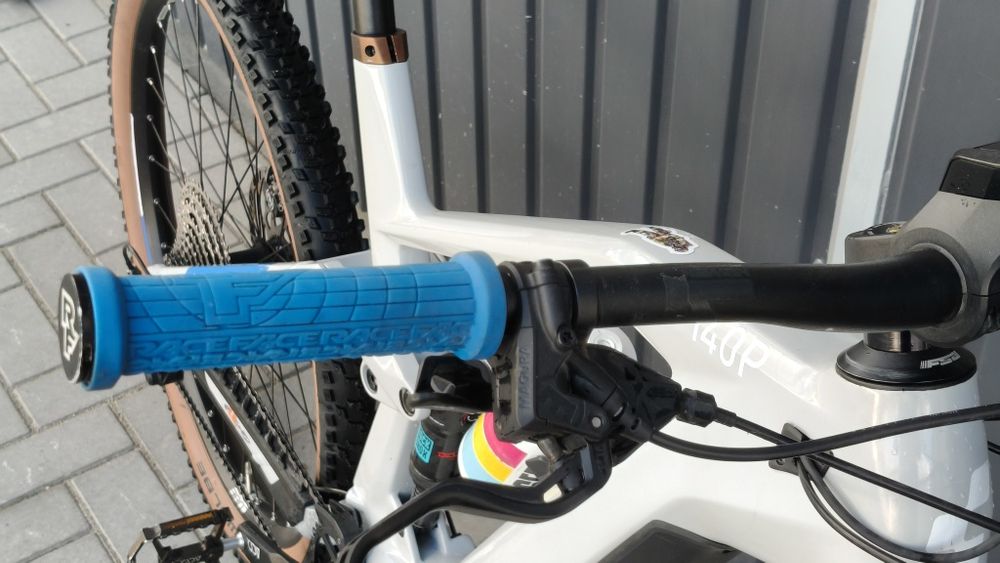 Bicicleta electrica cube stereo 140 hpc carbon bosch