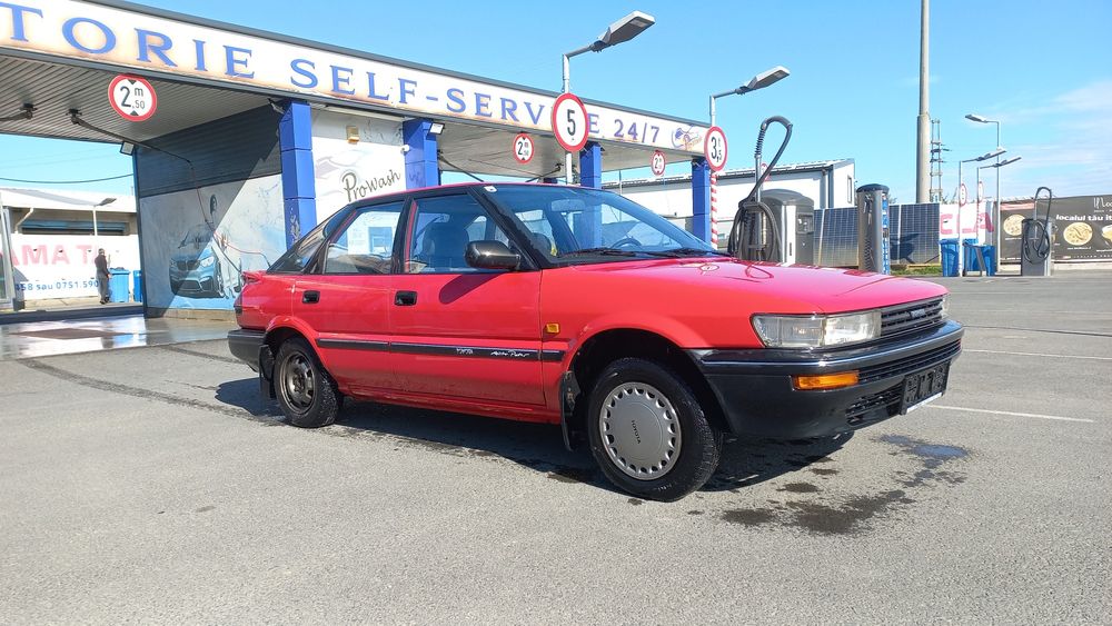 Toyota corola  13 benzina  100 mi km de garaj fără rugina