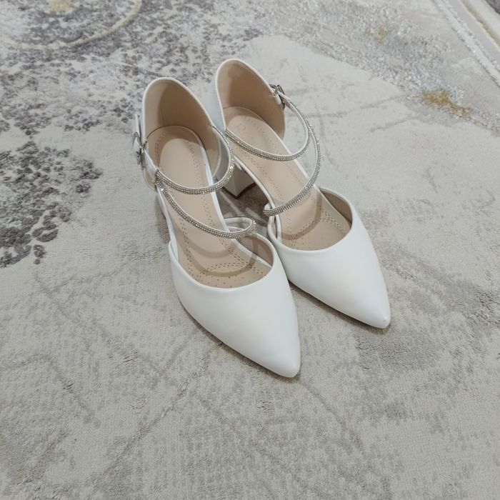 Продам белый туфли