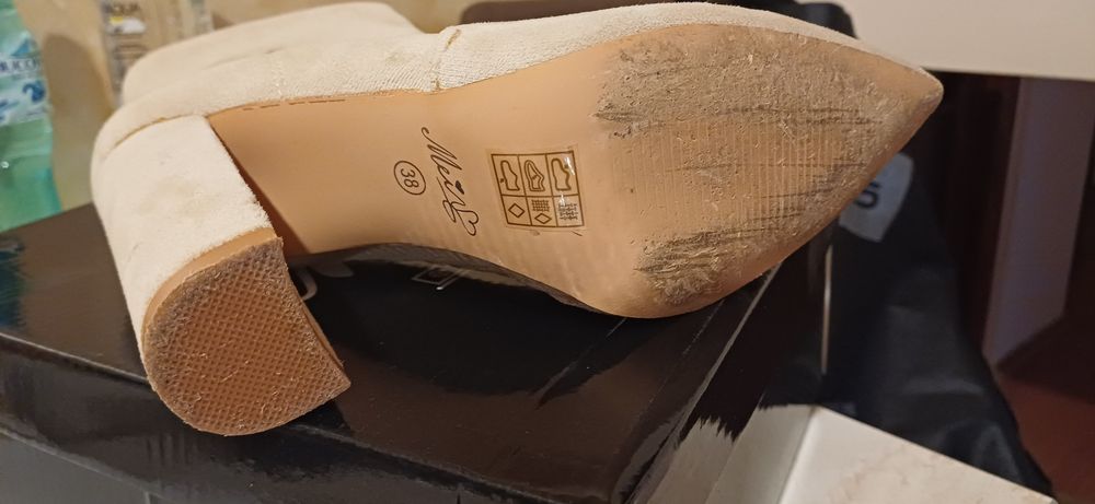 Vand cizme dama marimea 38 purtate f putin culoare crem