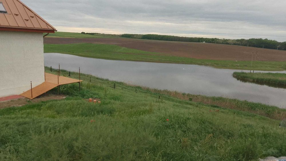 Proprietate Premiun Casă-vilă P+M de vânzare în Naipu (40 km de București) – Teren 2000 mp, priveliște superbă și neobturată spre râul Câlniștea.