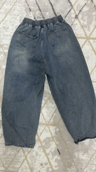 широкие джинсы.