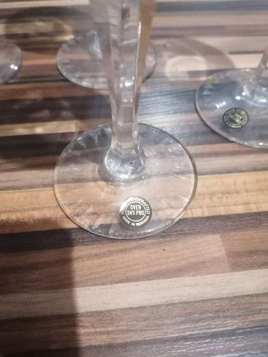 Set de pahare de cristal realizat în România, impecabile